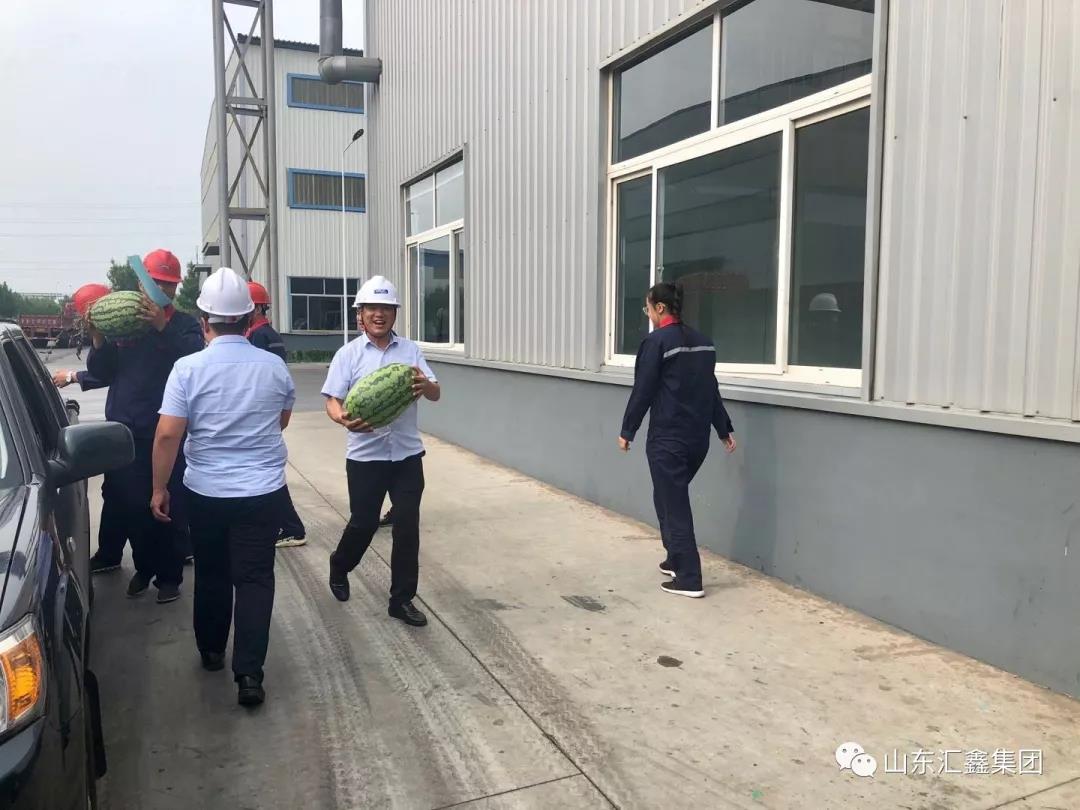 　　連日來，我縣持續(xù)悶熱高溫，特別是我們的車間內(nèi)部溫度更高，一線員工經(jīng)歷著“上蒸下煮”的酷暑“烤”驗。7月29上午，受董事長魏家清委托，郭強副總經(jīng)理代表集團高層，帶領(lǐng)安全環(huán)保部、鍍鋅事業(yè)部等同事，先后深入鍍鋅車間、鋅錠車間、冷軋車間、彩涂車間等20個一線車間部門，看望慰問生產(chǎn)一線員工并送去慰問品，向冒著高溫酷暑辛勤工作的一線員工表示敬意和慰問。  　　郭強副總經(jīng)理在一線慰問時，詳細詢問目前車間的生產(chǎn)以及防暑準備情況，為大家送去礦泉水、西瓜等慰問品，郭總對大家戰(zhàn)高溫、斗酷暑，不怕苦、不怕累，履職盡責(zé)擔當作為的精神表示高度贊揚，對大家的辛勤工作表示肯定，鼓勵大家要再接再厲，克服高溫酷暑，重視安全生產(chǎn)，重視產(chǎn)品質(zhì)量，高標準、高質(zhì)量的完成各項生產(chǎn)任務(wù)，同時郭總反復(fù)叮囑大家注意防暑降溫，勞逸結(jié)合，保重身體，確保在崗期間安全生產(chǎn)。  　　各車間紛紛表示，感謝領(lǐng)導(dǎo)到一線慰問，將以此為動力，履職盡責(zé)，勁頭不減，抓產(chǎn)能重質(zhì)量，抓好本車間的安全生產(chǎn)工作，進一步加強員工關(guān)懷，切實做好本部門員工的防暑降溫工作，圓滿完成上級下達的各項生產(chǎn)任務(wù)。